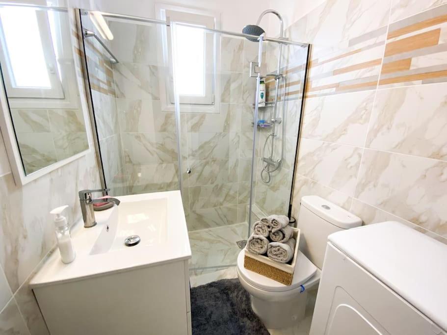 6Th Floor Apartment In Victoria Square Athene Buitenkant foto